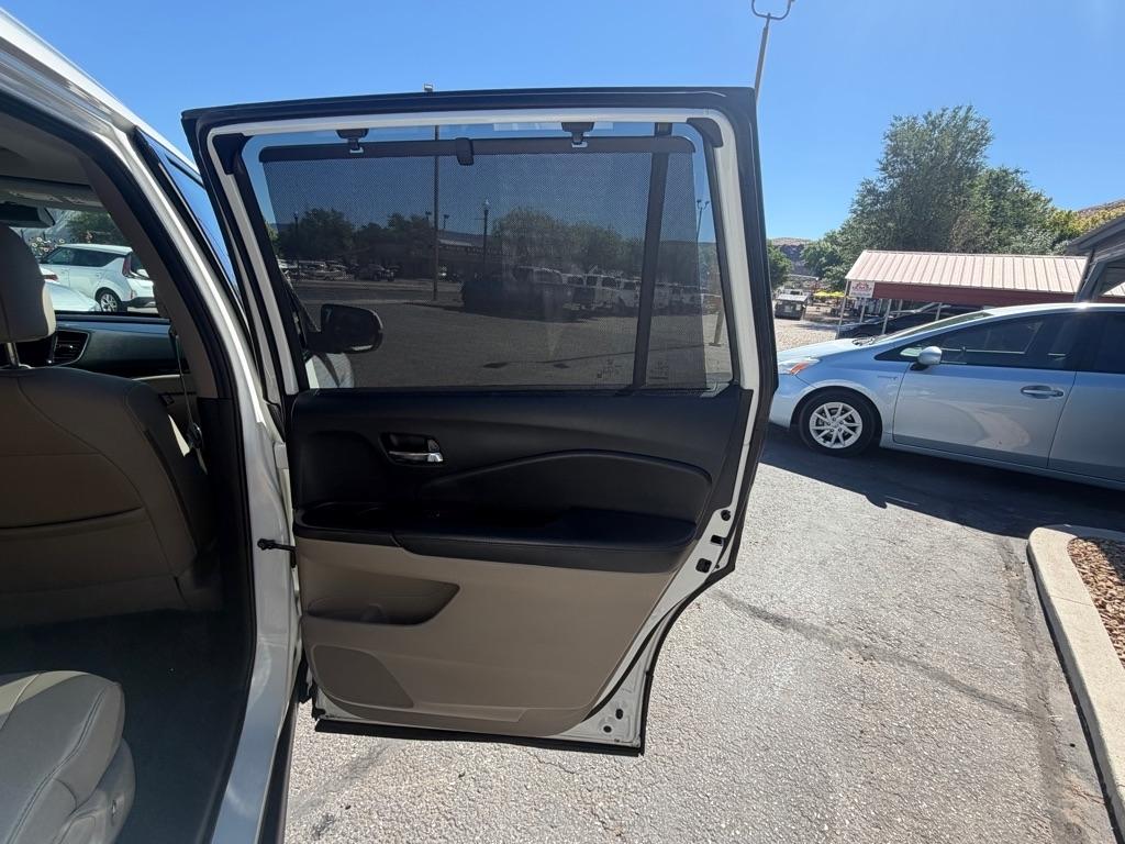 Honda Pilot Touring w/Rear Captain's Chairs AWD 2019