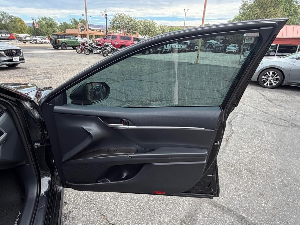 Toyota Camry SE 2023