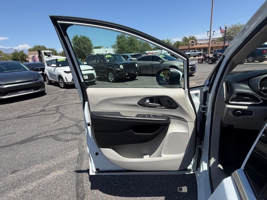 Chrysler Pacifica Touring L 2023