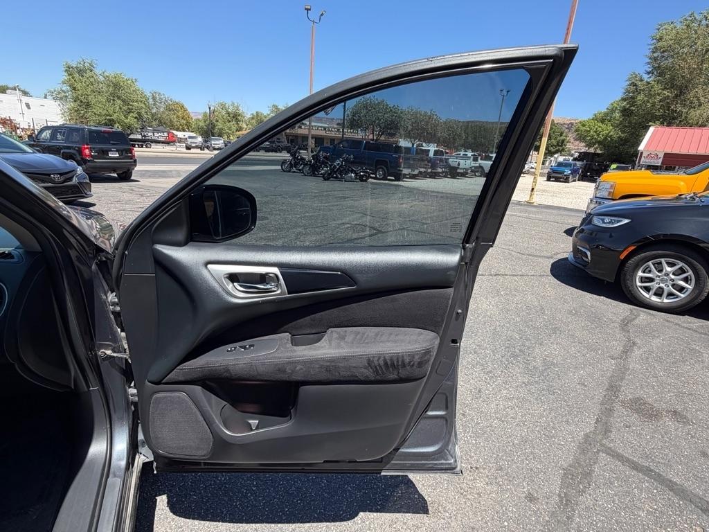 Nissan Pathfinder S 4WD 2014