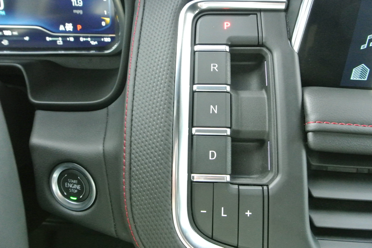 Chevrolet Suburban 4WD 4dr RST 2024