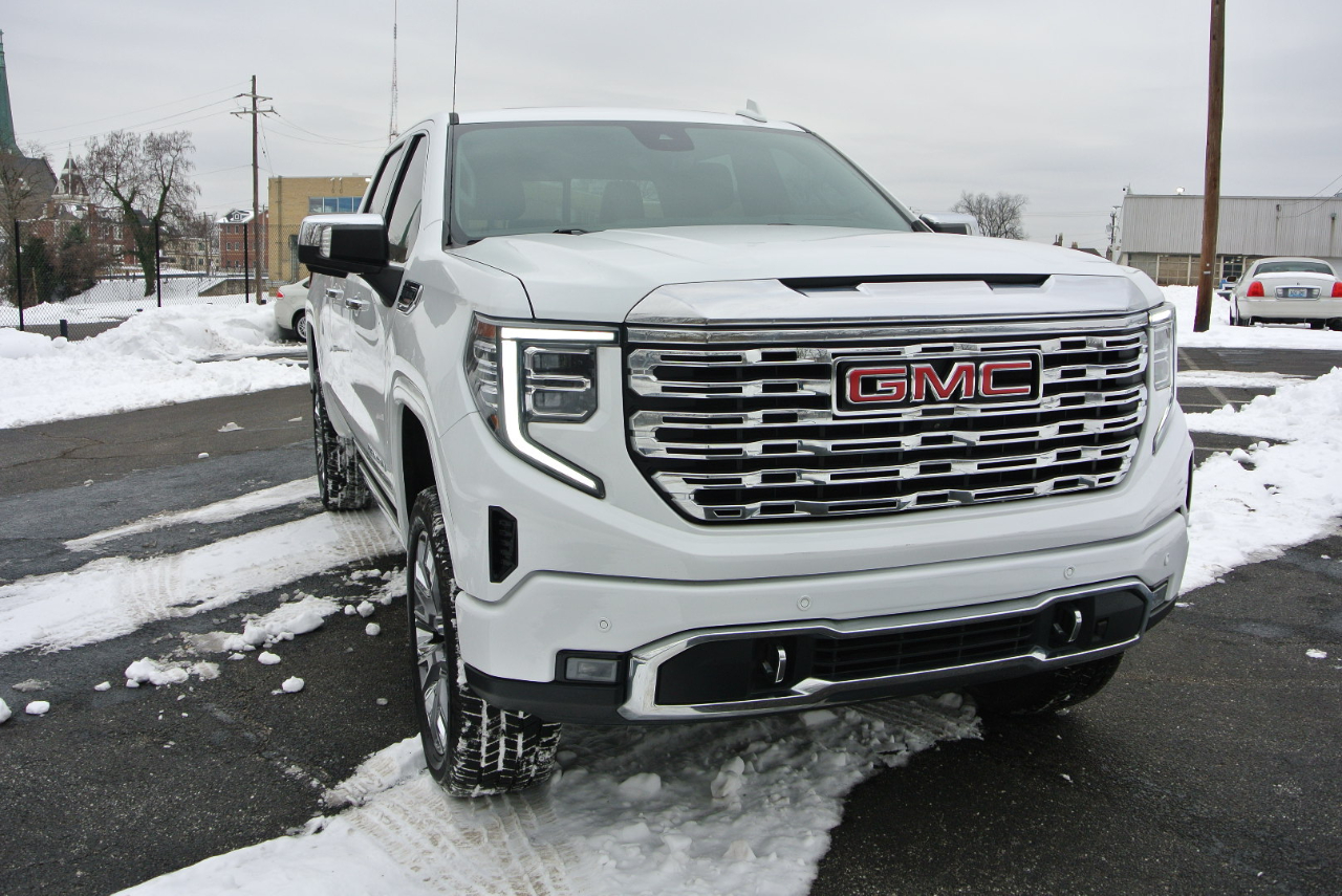 GMC Sierra 1500 4WD Crew Cab 157" Denali 2023
