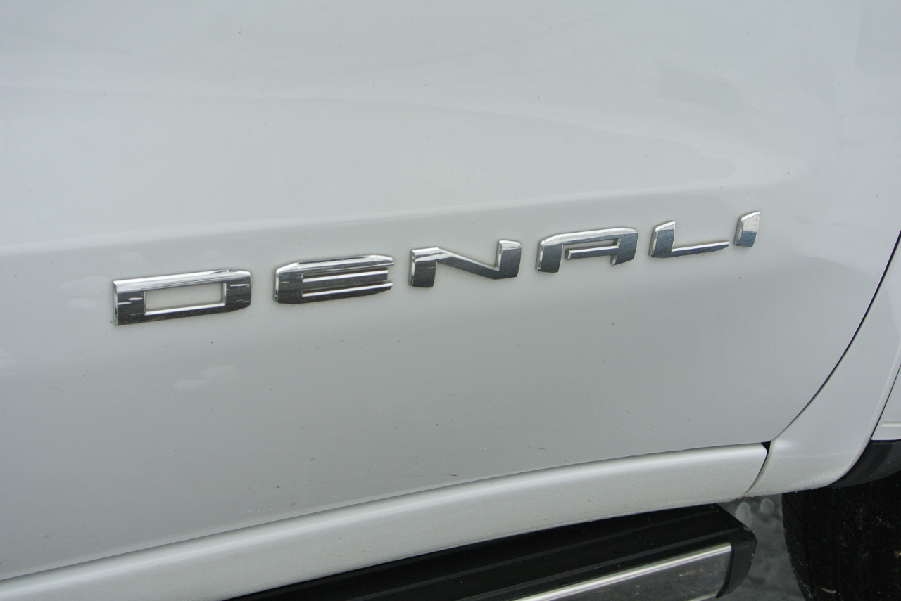 GMC Sierra 1500 4WD Crew Cab 157" Denali 2023