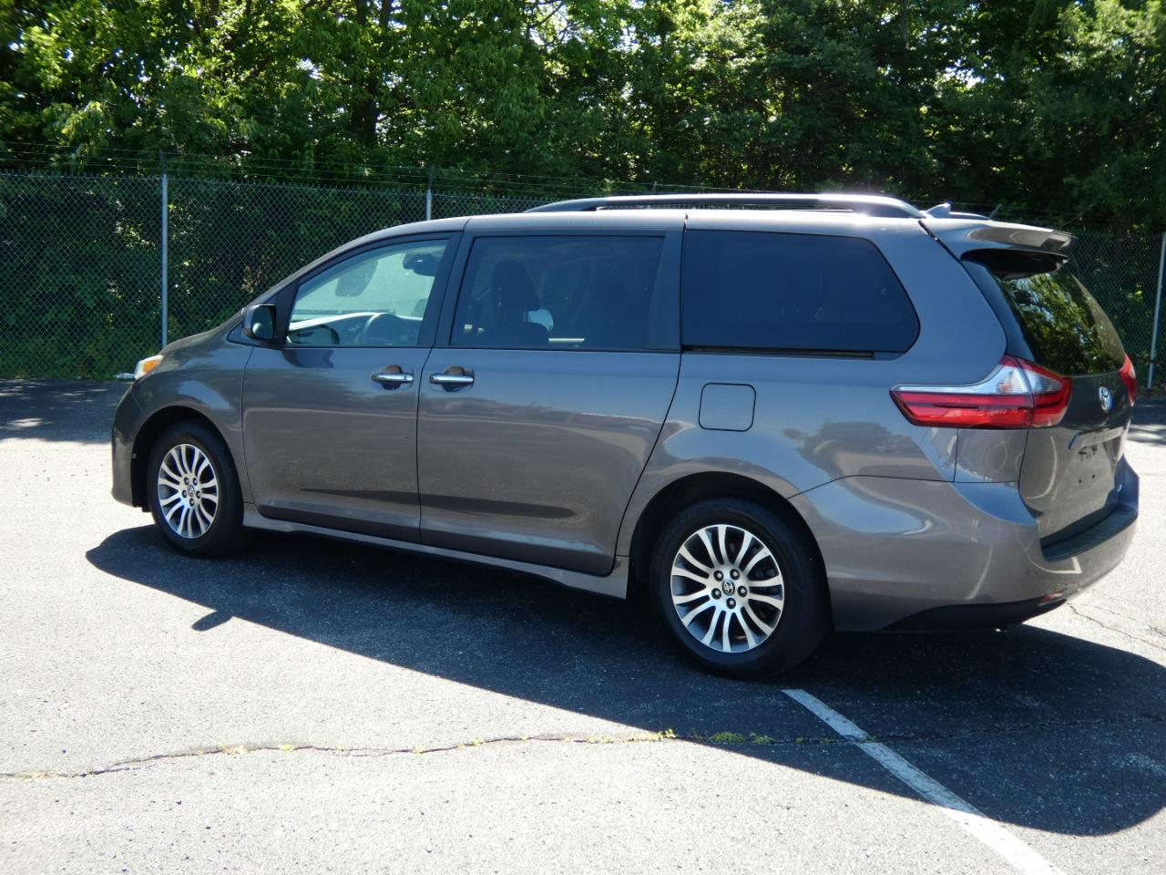 Toyota Sienna XLE Auto Access Seat FWD 7-Passenger (Natl) 2020