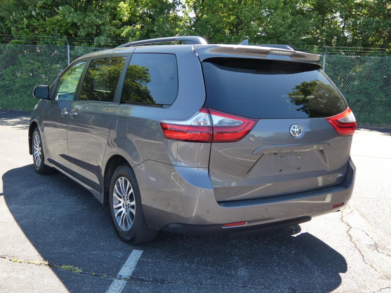 Toyota Sienna XLE Auto Access Seat FWD 7-Passenger (Natl) 2020