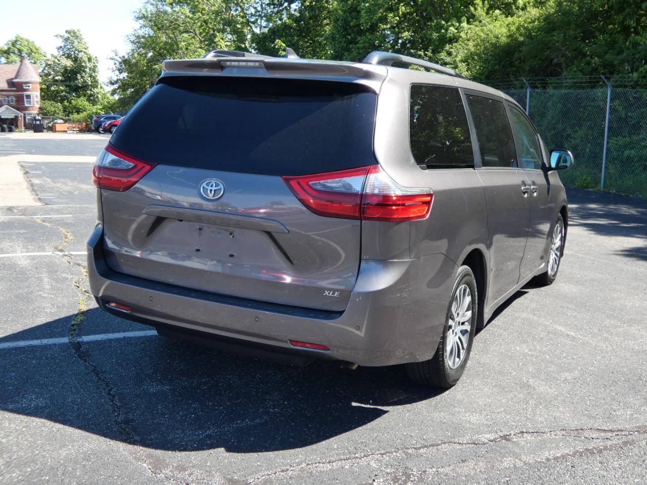 Toyota Sienna XLE Auto Access Seat FWD 7-Passenger (Natl) 2020