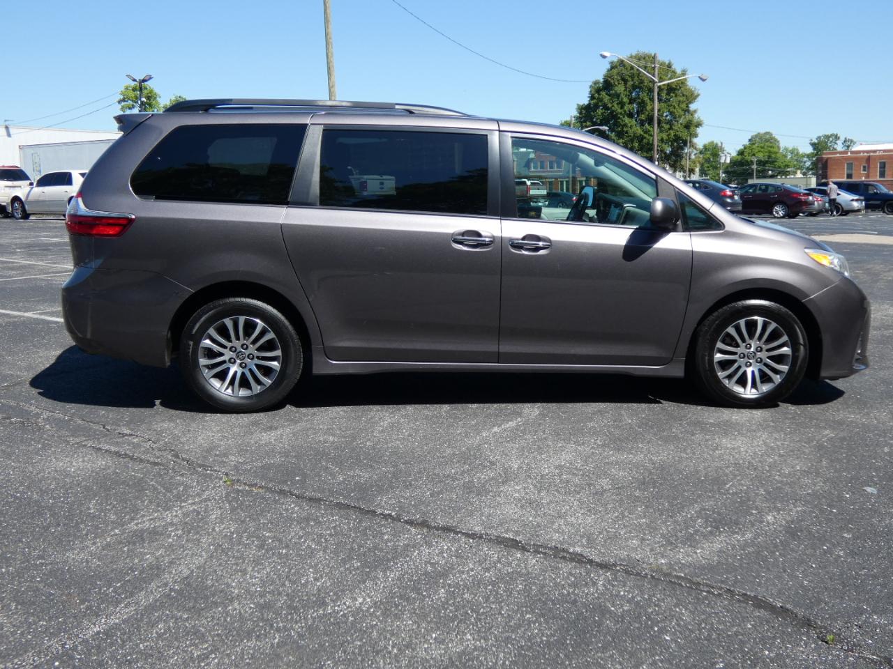 Toyota Sienna XLE Auto Access Seat FWD 7-Passenger (Natl) 2020