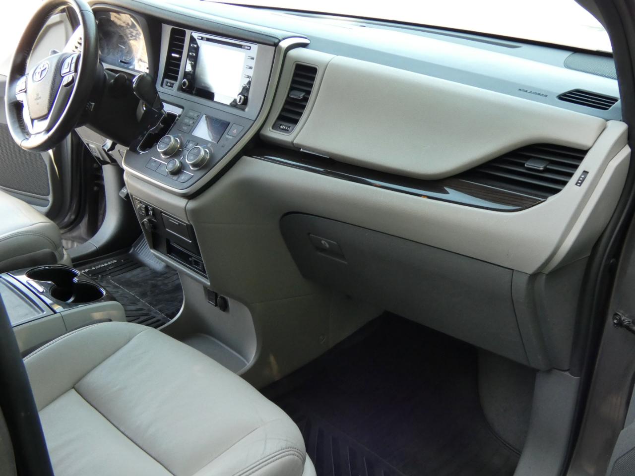 Toyota Sienna XLE Auto Access Seat FWD 7-Passenger (Natl) 2020