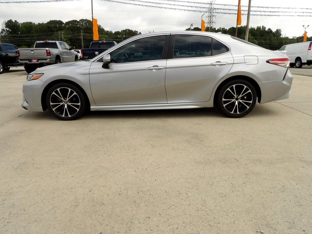 2019 Toyota Camry SE photo 2
