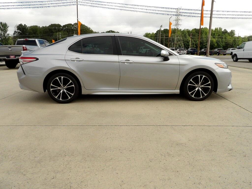 2019 Toyota Camry SE photo 5