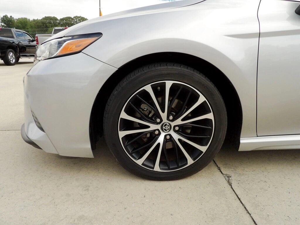 2019 Toyota Camry SE photo 7