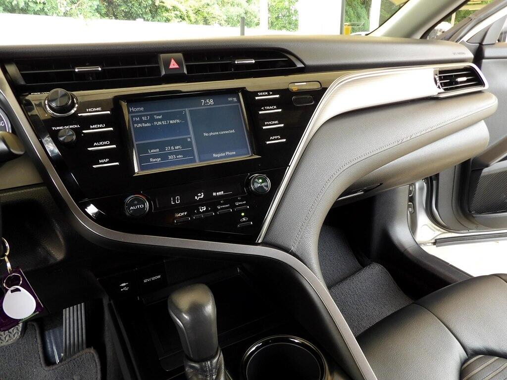 2019 Toyota Camry SE photo 16