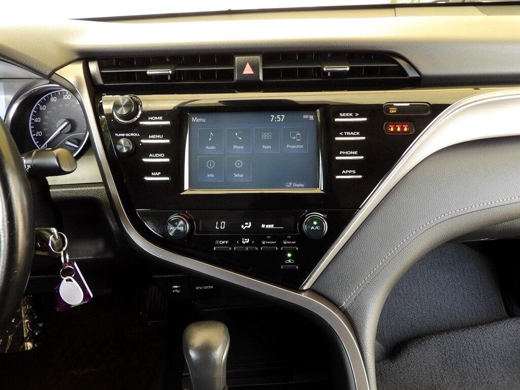 2019 Toyota Camry SE photo 17