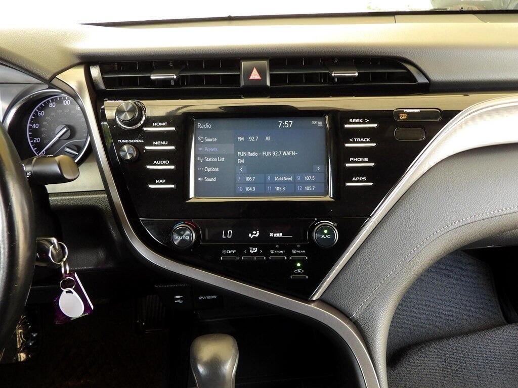 2019 Toyota Camry SE photo 18