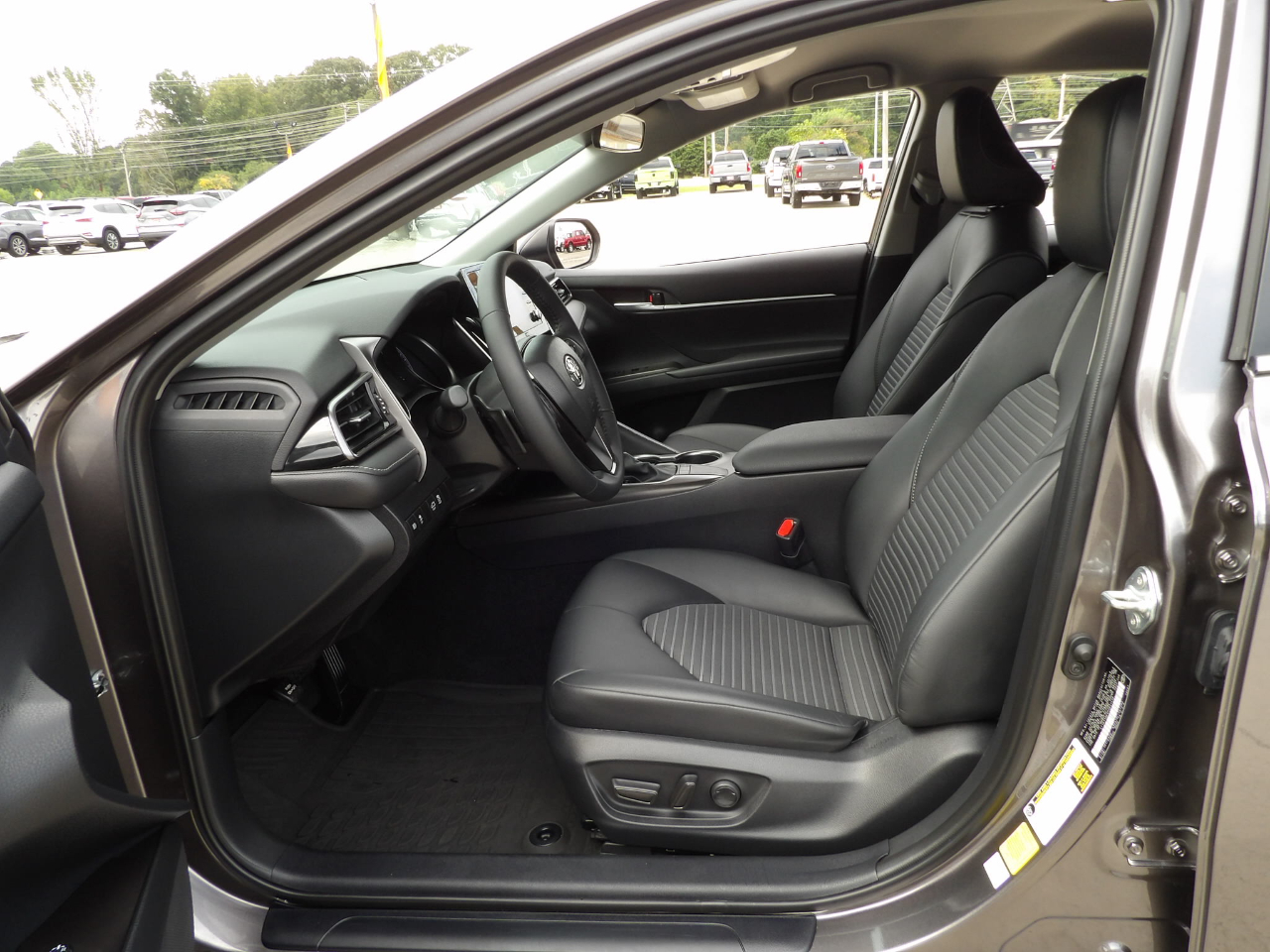 Toyota Camry SE 2023