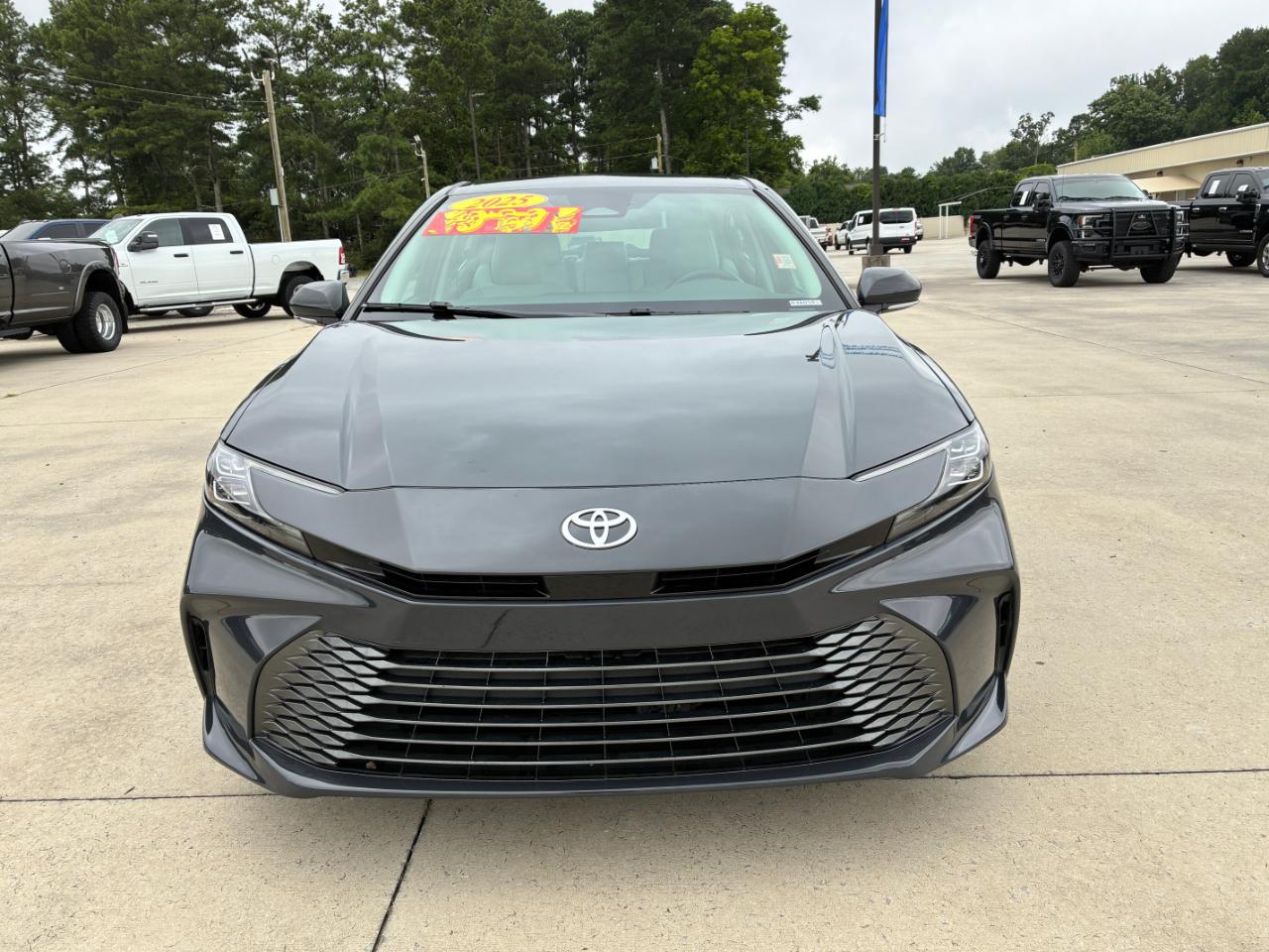 Toyota Camry Hybrid XLE 2025
