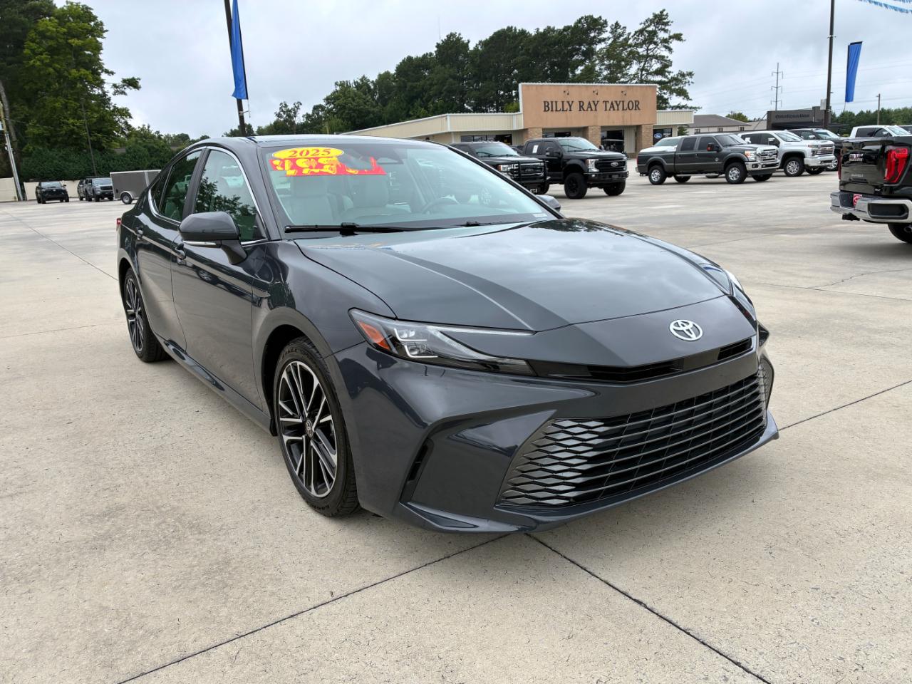 Toyota Camry Hybrid XLE 2025