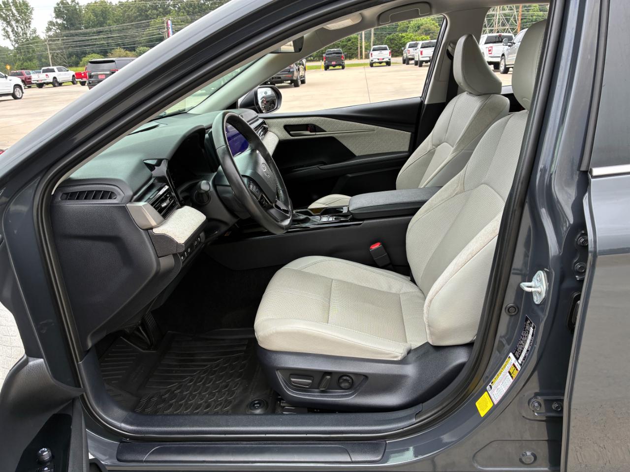 Toyota Camry Hybrid XLE 2025