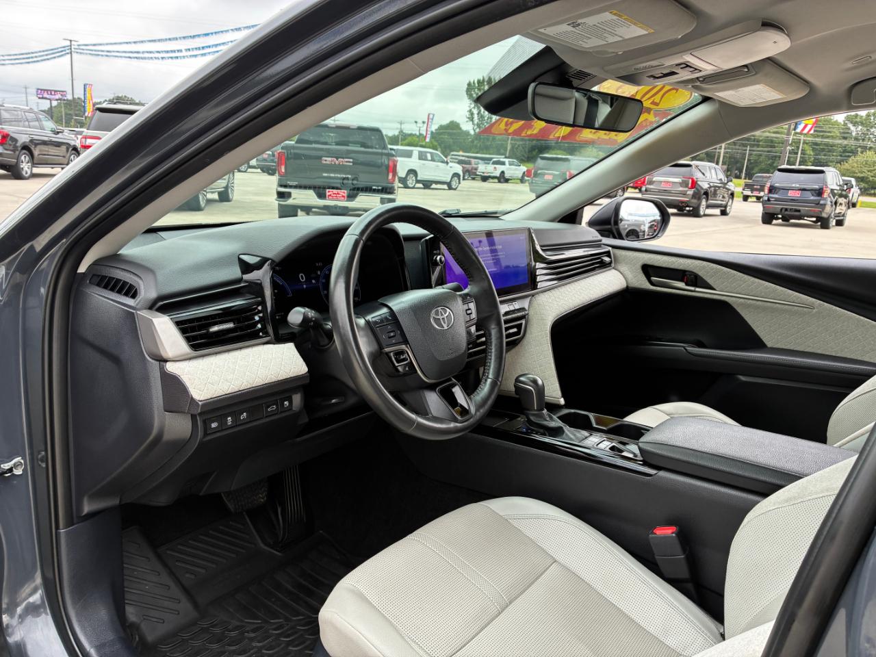 Toyota Camry Hybrid XLE 2025