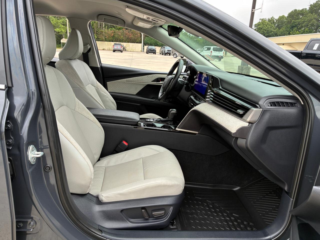Toyota Camry Hybrid XLE 2025