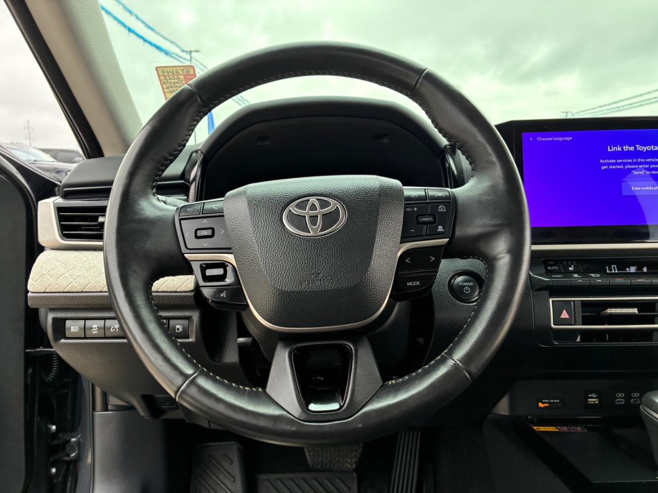 Toyota Camry Hybrid XLE 2025