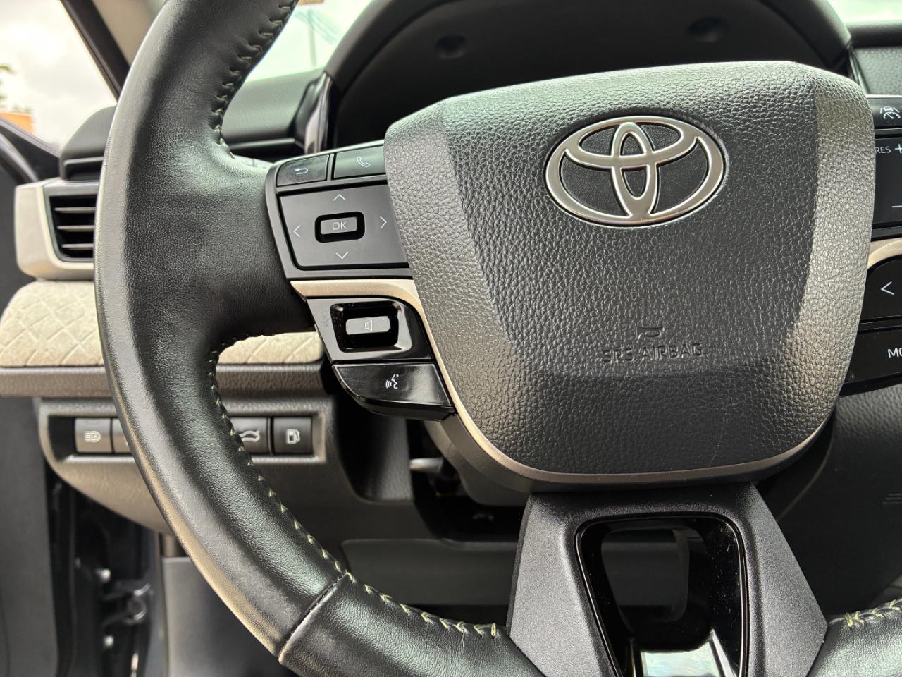 Toyota Camry Hybrid XLE 2025