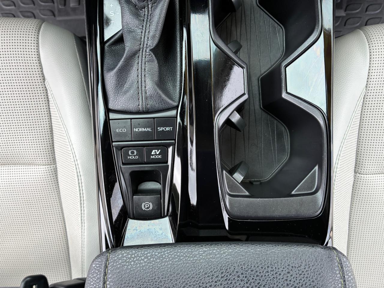 Toyota Camry Hybrid XLE 2025