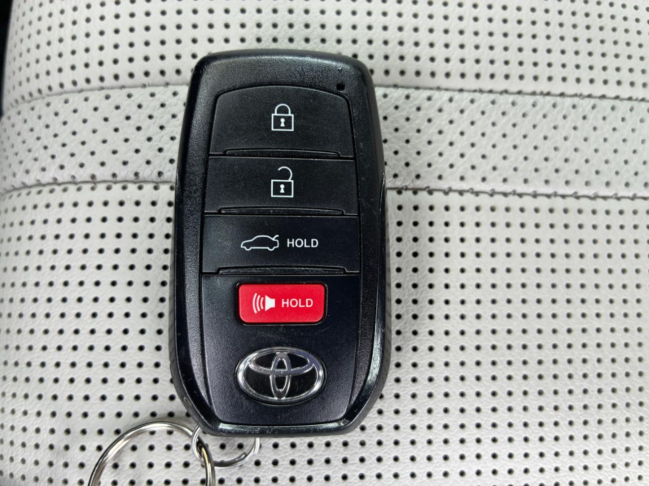 Toyota Camry Hybrid XLE 2025