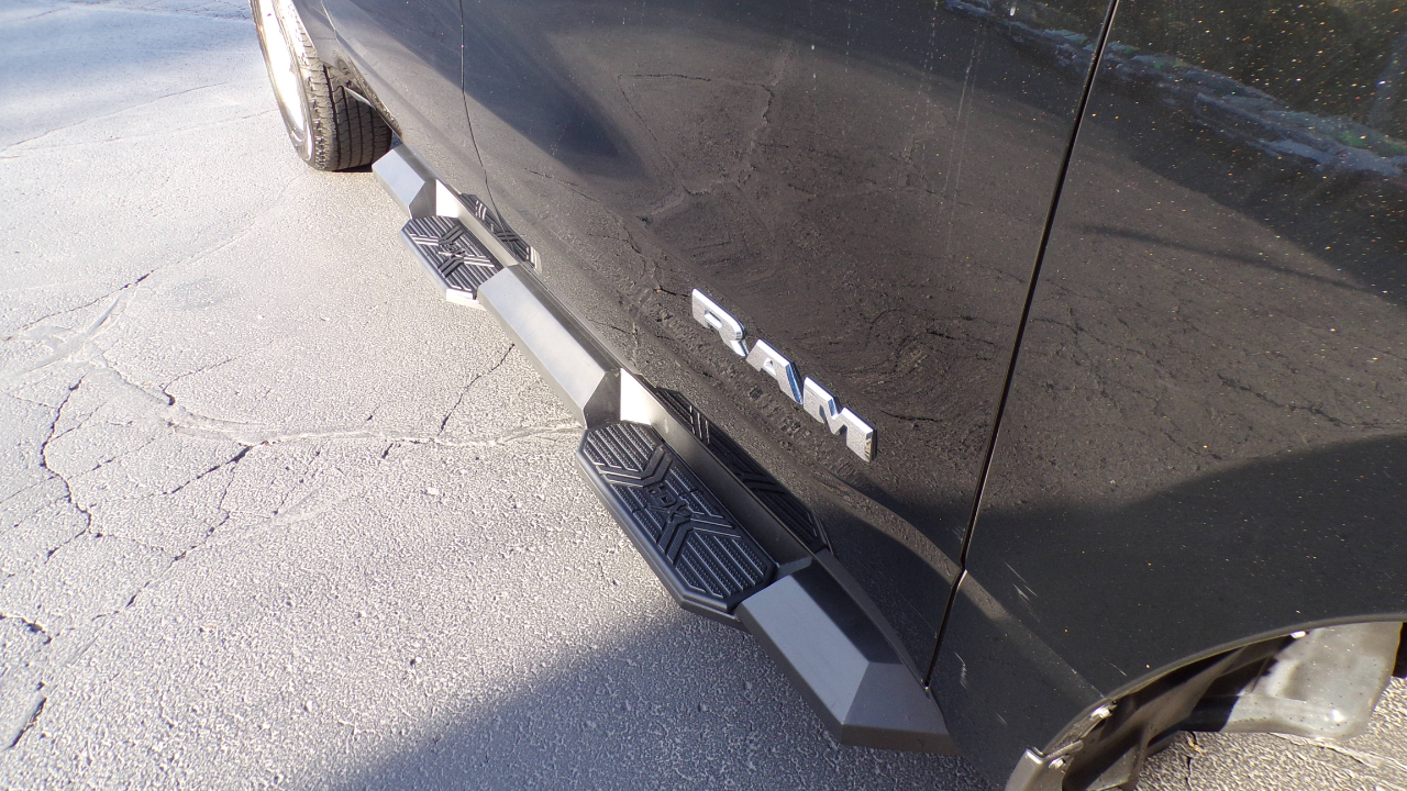 RAM 1500 Big Horn 4x4 Crew Cab 5'7" Box 2023 RAM 1500 Big Horn 4x4 Crew Cab 5'7" Box 2023