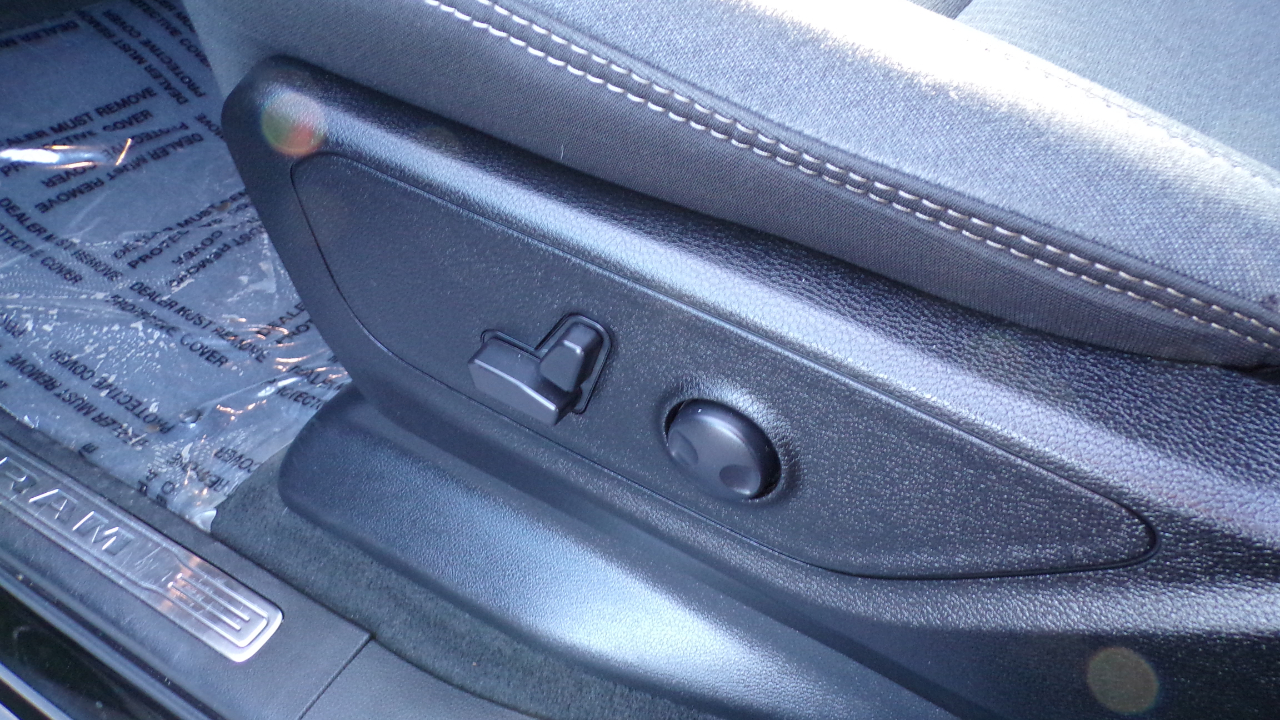 RAM 1500 Big Horn 4x4 Crew Cab 5'7" Box 2023 RAM 1500 Big Horn 4x4 Crew Cab 5'7" Box 2023