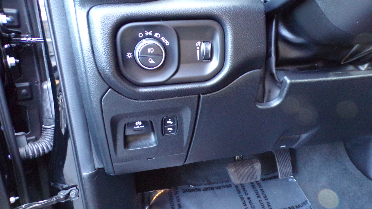 RAM 1500 Big Horn 4x4 Crew Cab 5'7" Box 2023 RAM 1500 Big Horn 4x4 Crew Cab 5'7" Box 2023