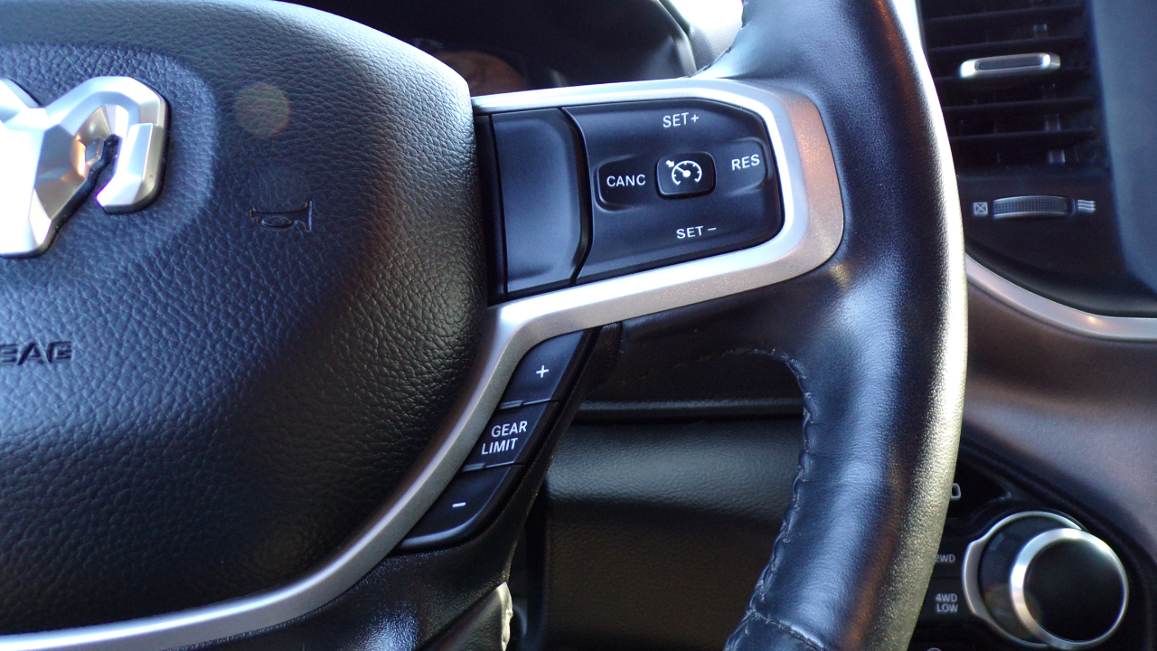 RAM 1500 Big Horn 4x4 Crew Cab 5'7" Box 2023 RAM 1500 Big Horn 4x4 Crew Cab 5'7" Box 2023