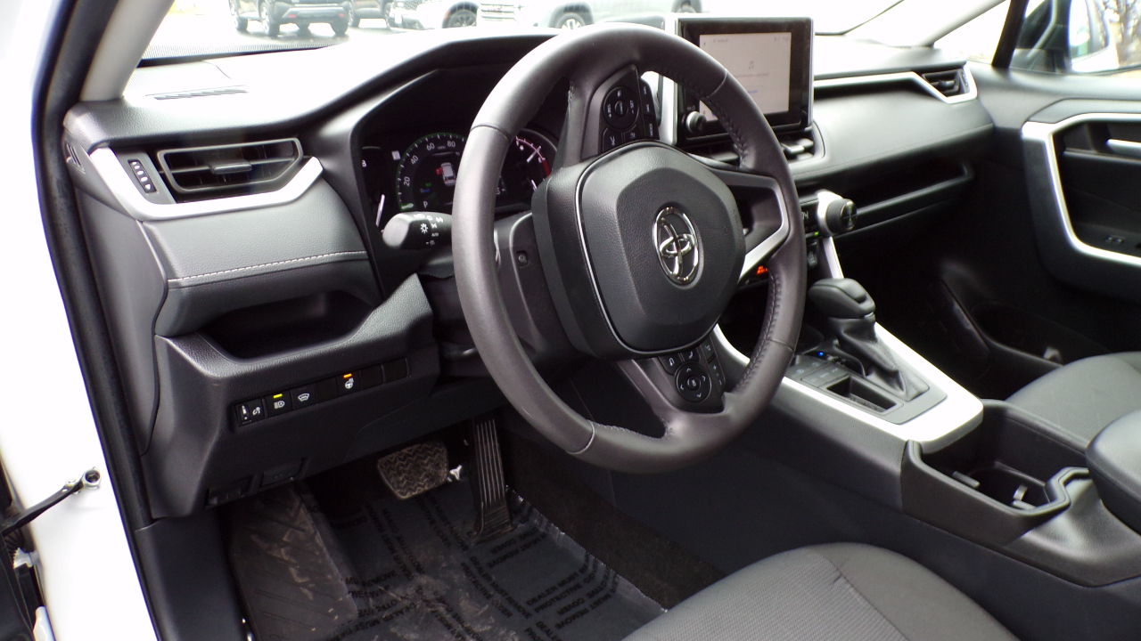 Toyota RAV4 XLE 2025