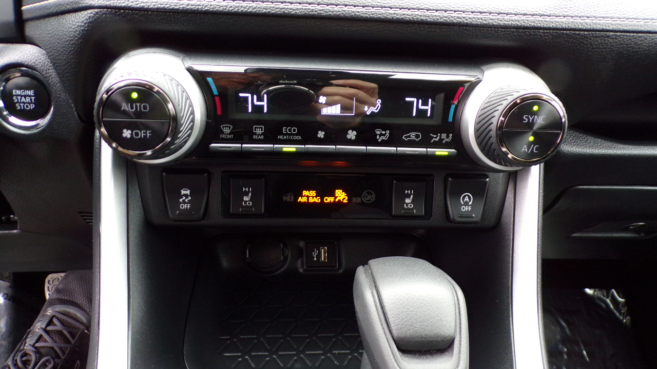 Toyota RAV4 XLE 2025