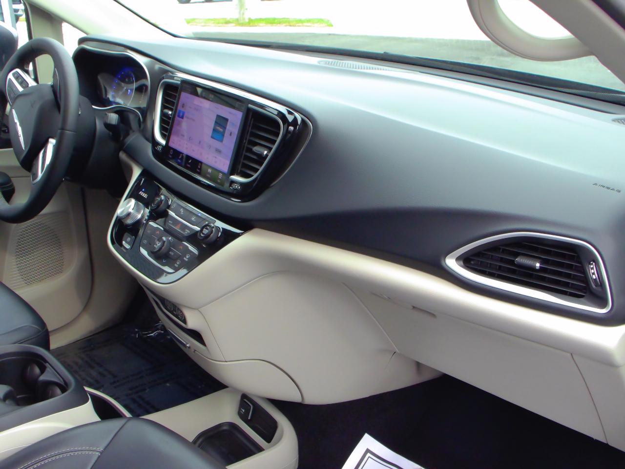 Chrysler Pacifica Touring L FWD 2023