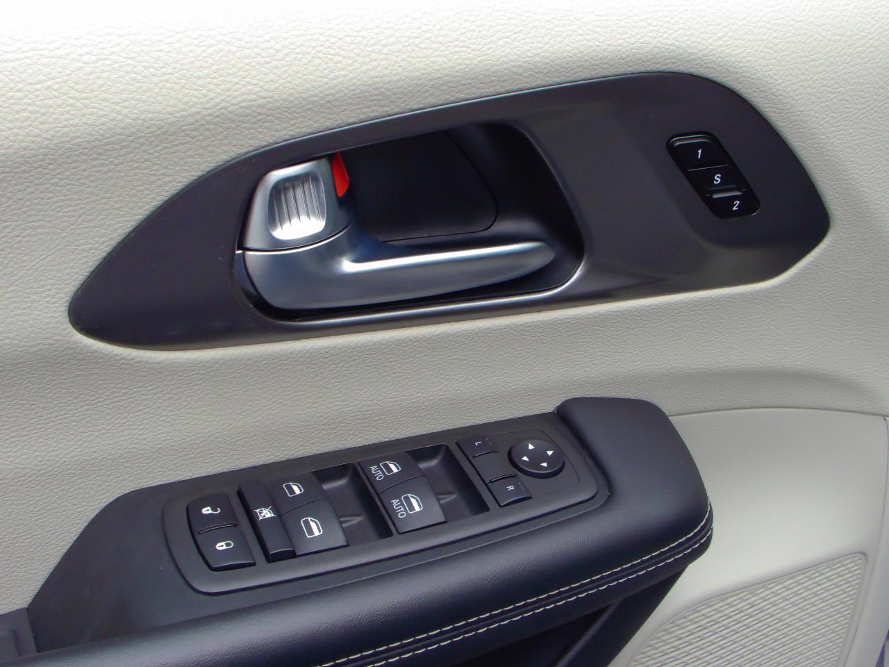 Chrysler Pacifica Touring L FWD 2023