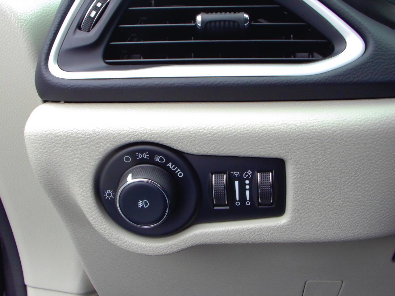 Chrysler Pacifica Touring L FWD 2023