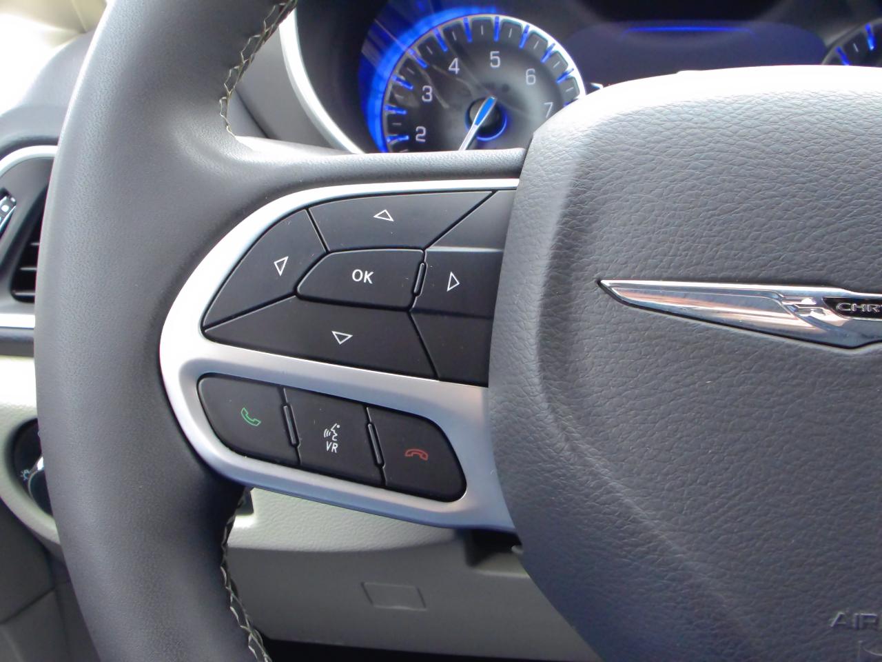 Chrysler Pacifica Touring L FWD 2023