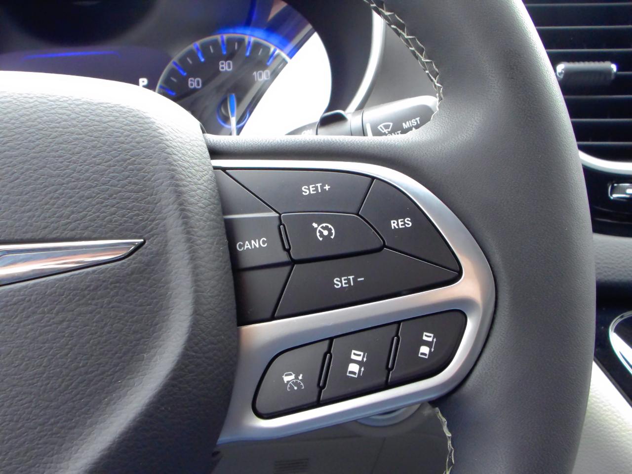 Chrysler Pacifica Touring L FWD 2023