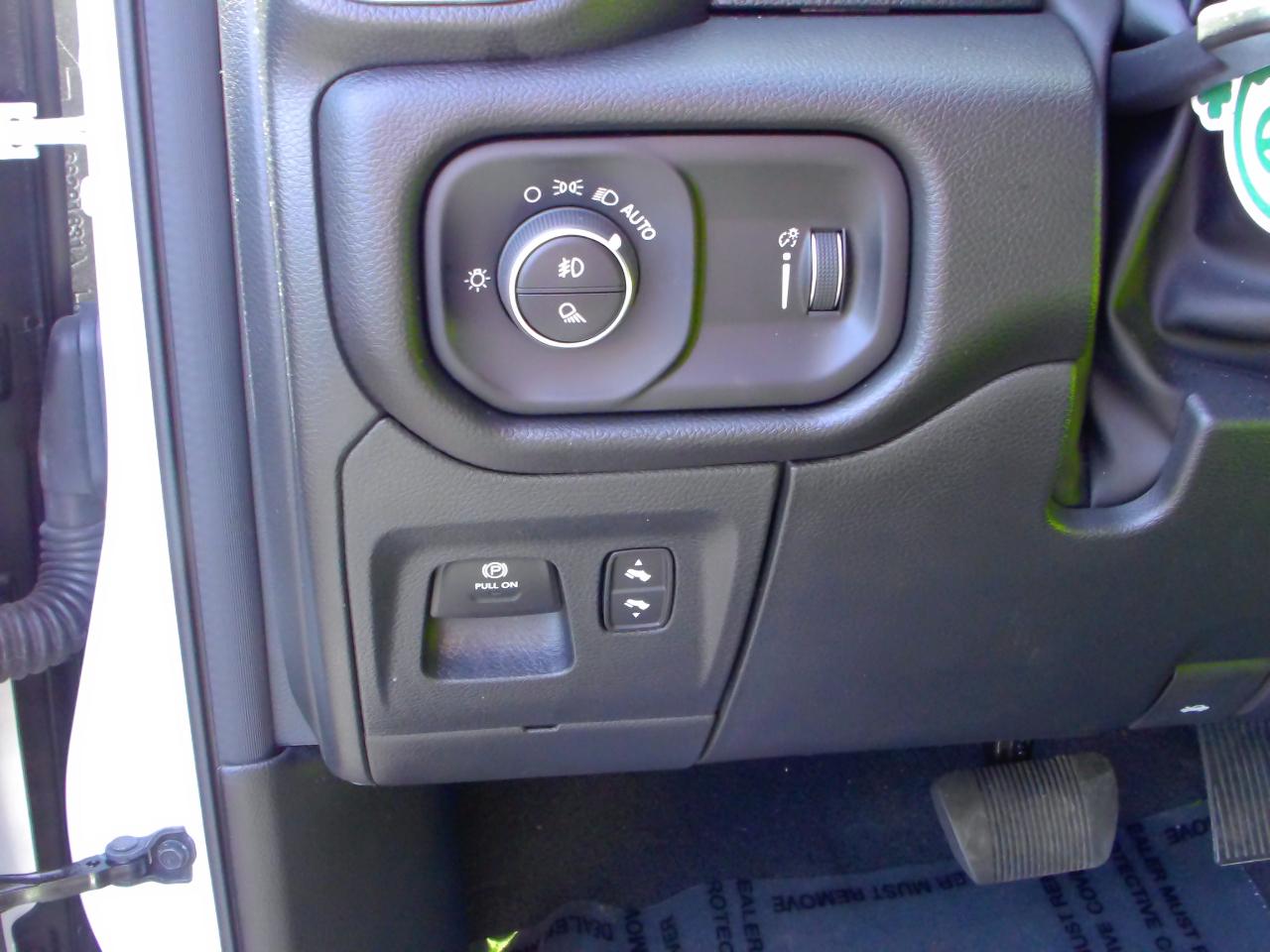 RAM 1500 Big Horn 4x4 Crew Cab 5'7" Box 2024