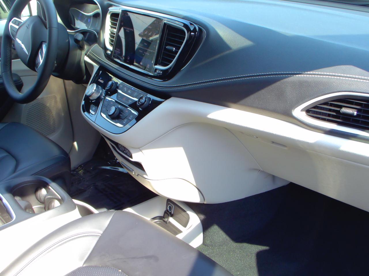 Chrysler Pacifica Touring L 2023