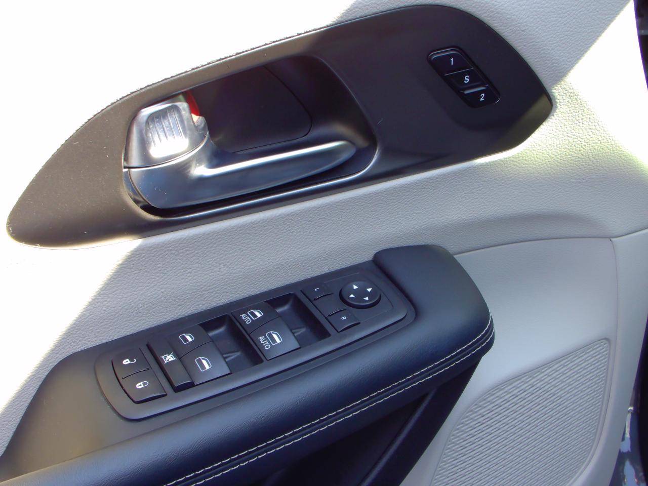 Chrysler Pacifica Touring L 2023