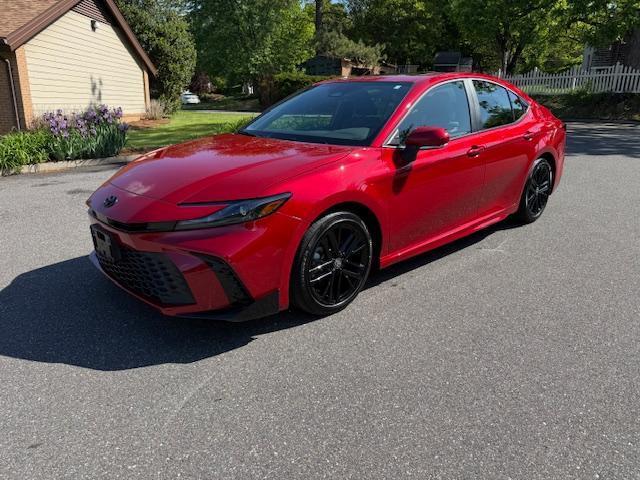 Toyota Camry Hybrid SE 2025