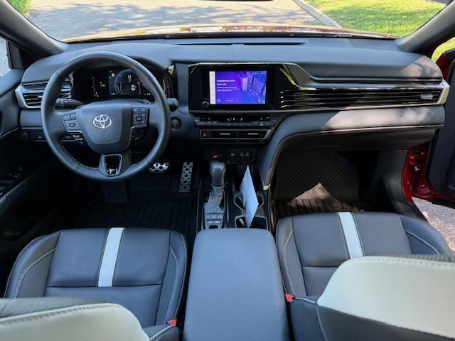 Toyota Camry Hybrid SE 2025