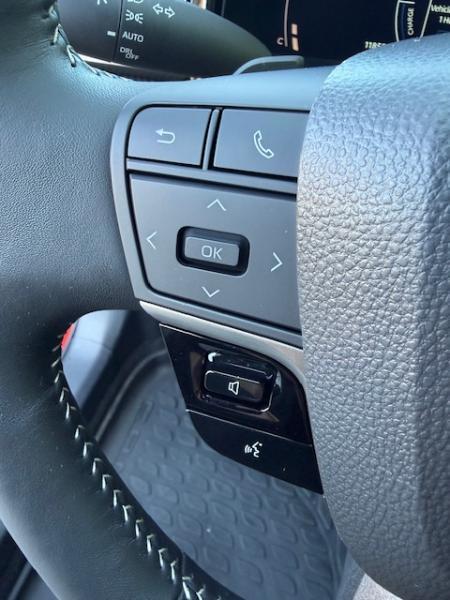 Toyota Camry Hybrid SE 2025