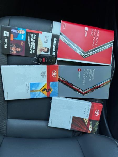 Toyota Camry Hybrid SE 2025