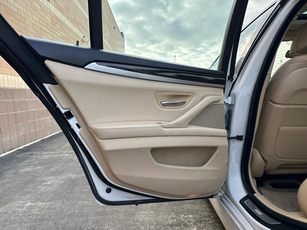 BMW 5-Series 528i 2014