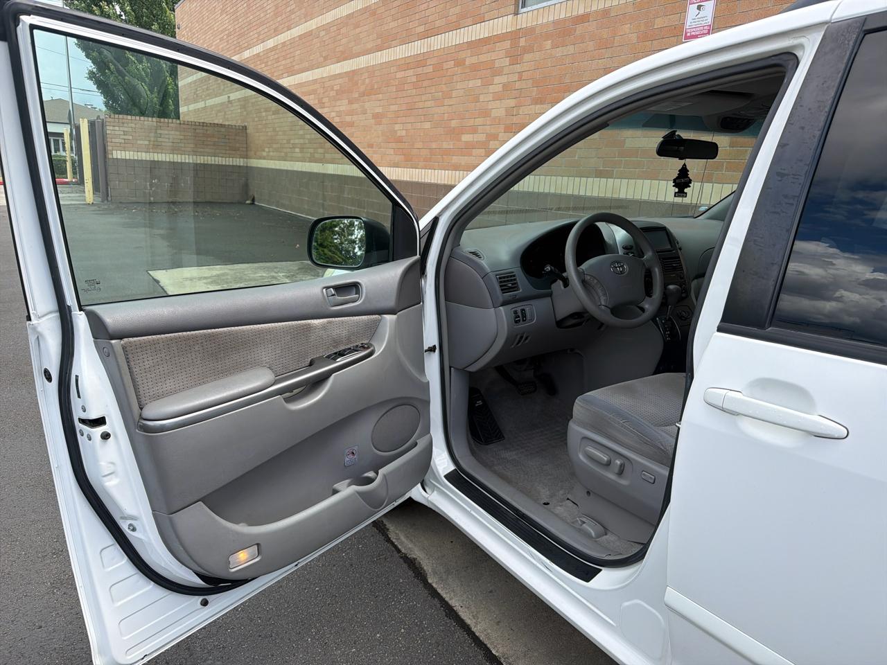 Toyota Sienna LE 7-Passenger 2006