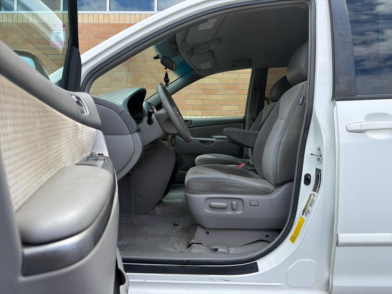 Toyota Sienna LE 7-Passenger 2006