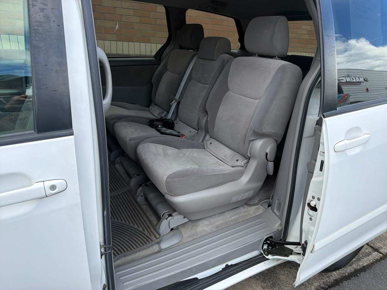 Toyota Sienna LE 7-Passenger 2006